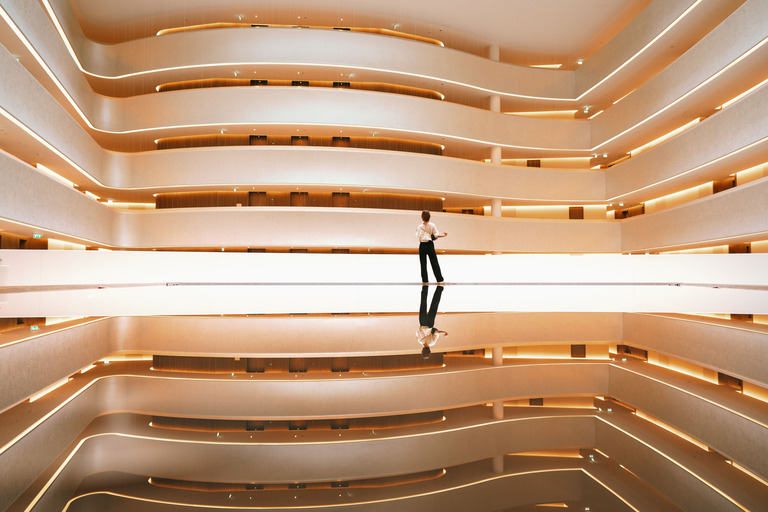 Компактный электронный термометр лежит на полу балкона между горшками